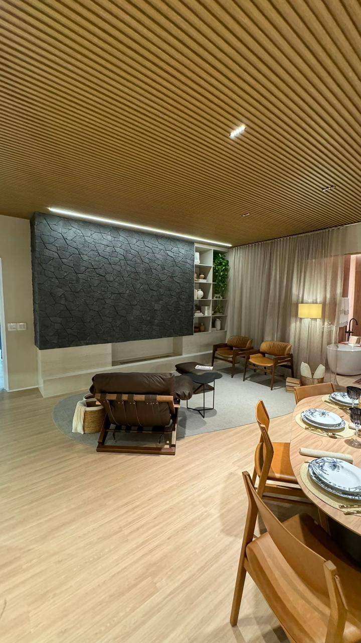 Lareira linear revestida em porcelanato claro com nicho embutido para decoração.